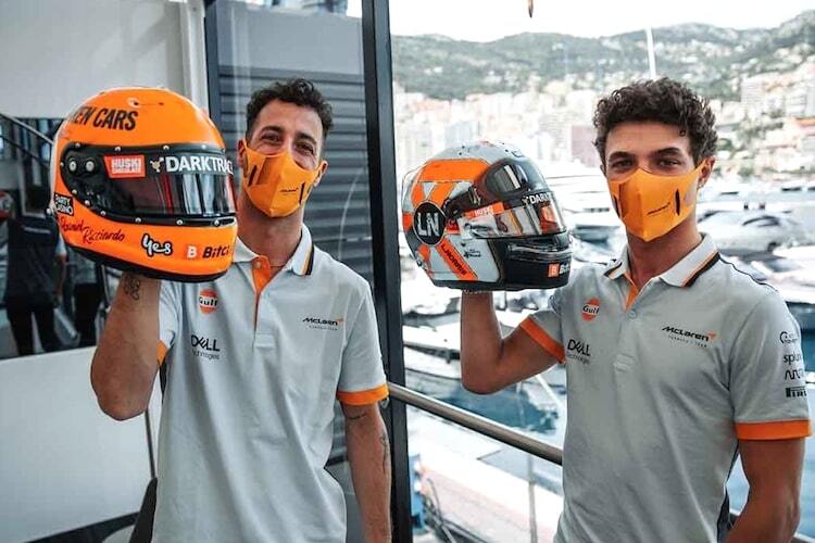 Daniel Ricciardo und Lando Norris zeigen ihre Monaco-Helme
