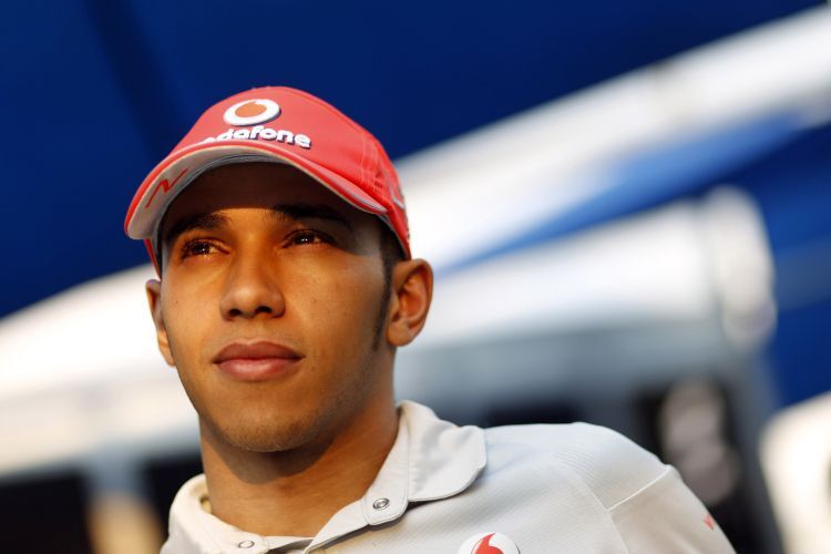 Der sieglose Lewis Hamilton kommt ins Grübeln