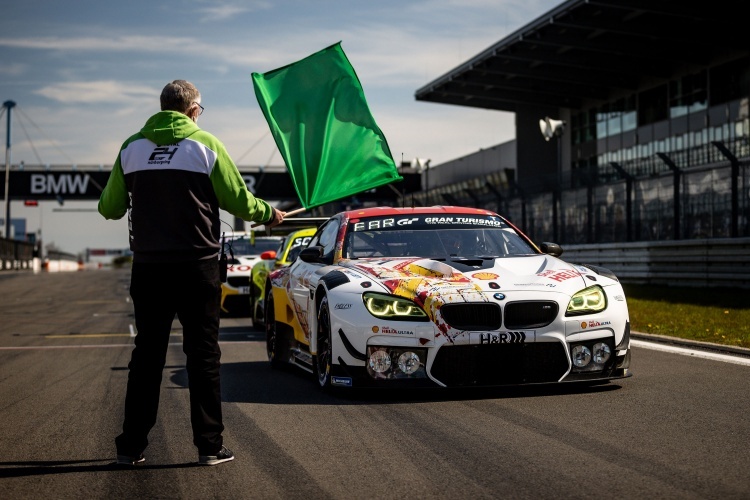 Start frei: Ein BMW M6 GT3 beim 24h Rennen auf dem Nürburgring