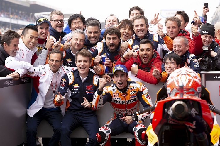 Das Repsol Honda Team feiert den Sieg von Márquez