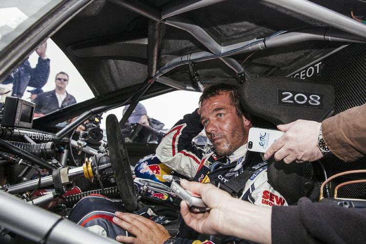 Umschwärmt auf 4300 m. ü. M.: Sébastien Loeb nach der Zieldurchfahrt