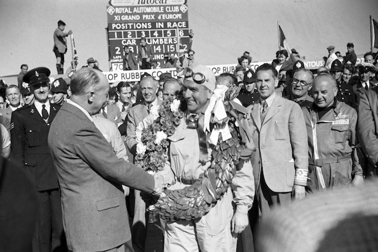 Nino Farina nach seinem Sieg in Silverstone 1950