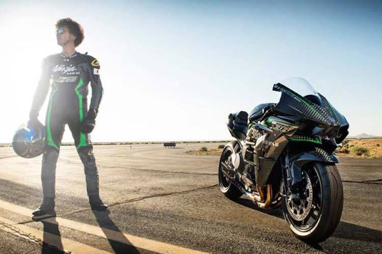 Erstaunlich, wie serenmässig die Kawasaki Ninja H2R für den Rekordversuch bleiben wird