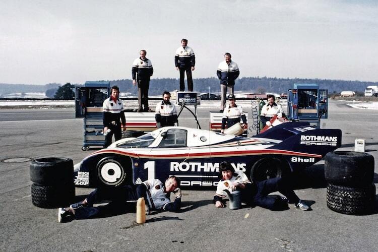 Peter Falk (links oben) und Mitarbeiter mit dem grandiosen Porsche 956