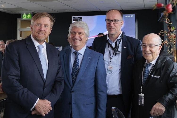 Von links: Willem-Alexander, Jorge Viegas (FIM President), Wim Mulder (CEO KMNV) und Carmelo Ezpeleta (CEO Dorna Sports S.L)