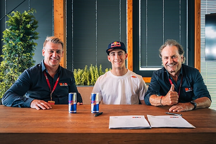 Pedro Acosta mit KTM Motorsport Direktor Pit Beirer und Hubert Trunkenpolz, stellvertretender Vorstandsvorsitzender der Pierer Mobility AG