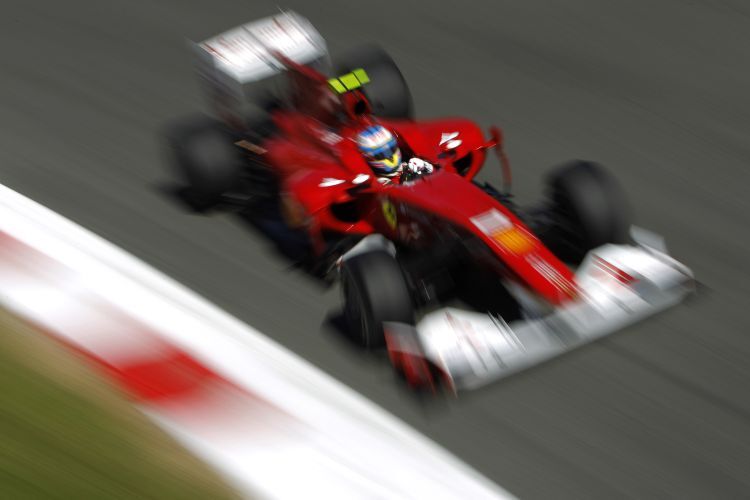 Alonso erstmals im Ferrari in der Parabolica