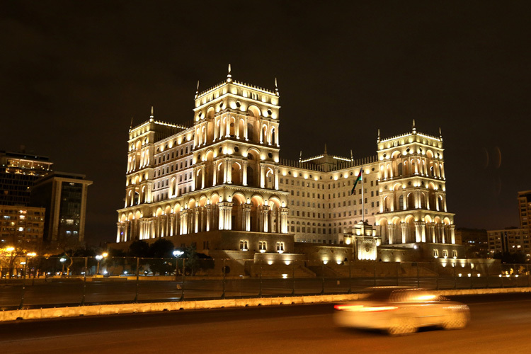 Das Regierungsgebäude in der Nacht