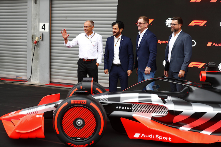 Formel-1-CEO Stefano Domenicali, FIA-Präsident Mohammed Ben Sulayem, Audi-Chef Markus Duesmann und Audi-Technikchef Oliver Hoffmann