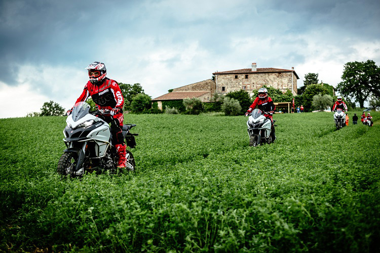Wenn Ducati Enduros baut, bietet DRE folgerichtig auch Offroad-Trainings an – an der Traum-Location Castelli di Nipozzano in der Toscana