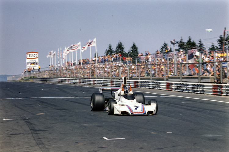 Carlos Reutemann siegt auf dem Nürburgring 1975 im Brabham mit Martini-Werbung