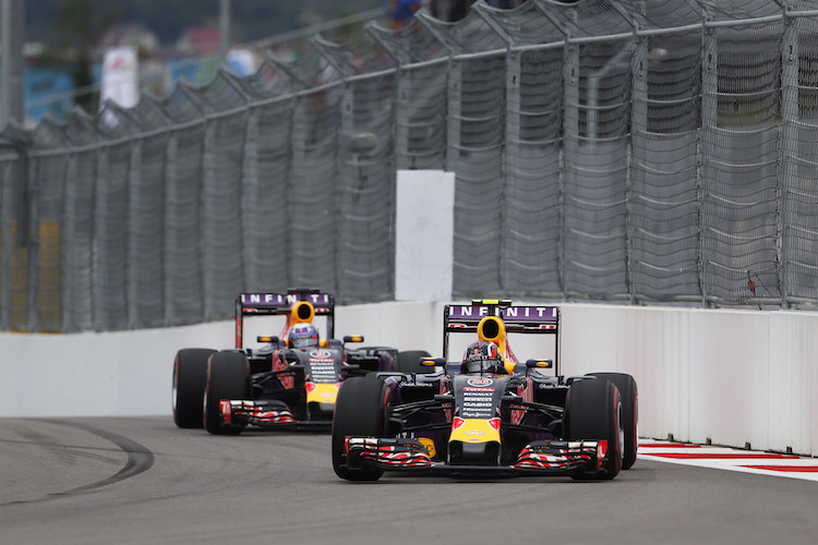 Daniil Kvyat vor Daniel Ricciardo