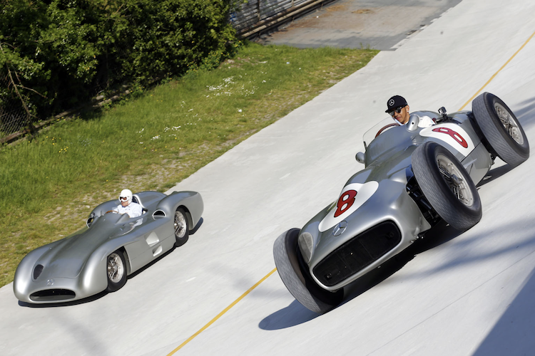 Stirling Moss und Lewis Hamilton in der aufgehübschten Steilwand 2015