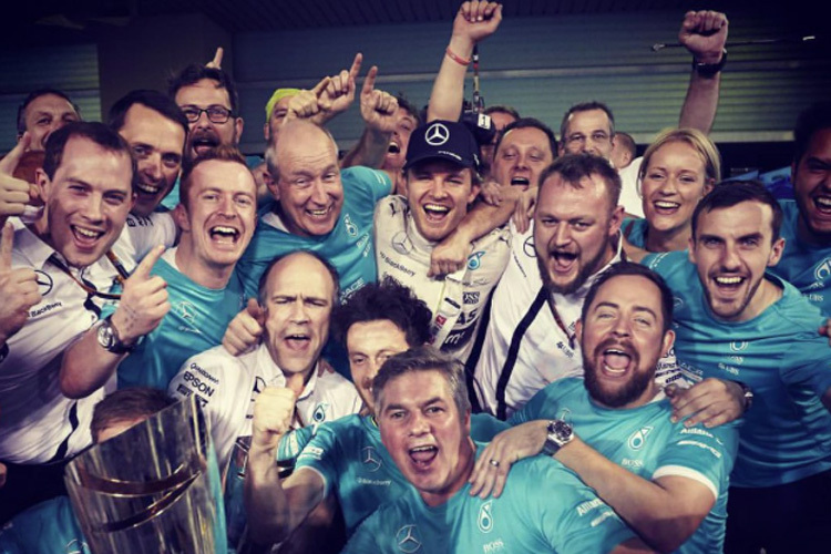 Nico Rosberg feiert mit seiner Truppe den Sieg in Abu Dhabi