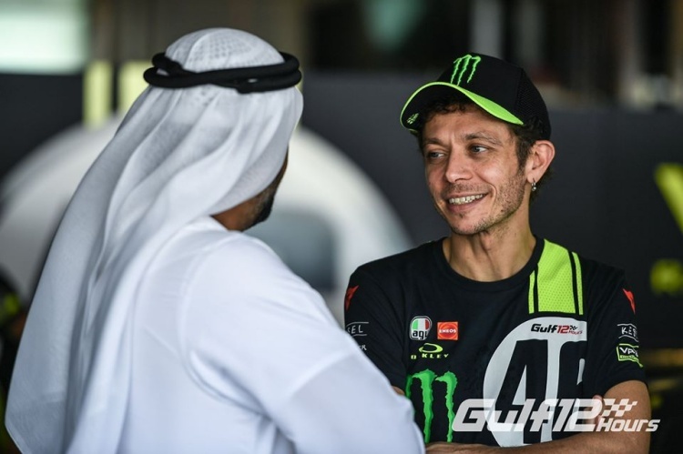 Valentino Rossi ist bei den 12h Gulf in Abu Dhabi der Superstar