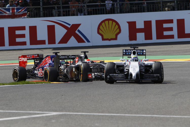 Sauber im Sandwich: Adrian Sutil steckte zwischen Felipe Massa und Jean-Eric Vergne fest