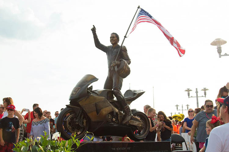 Diese Statue erinnert in Haydens Heimatstadt Owensboro an den MotoGP-Weltmeister von 2006