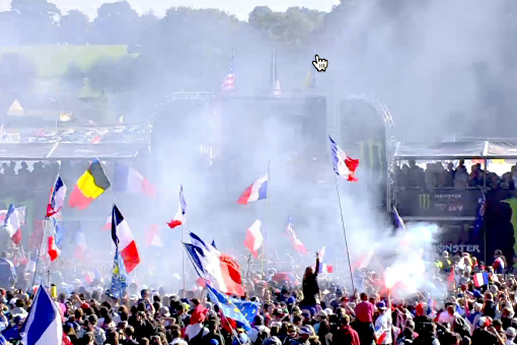 Team Frankreich ist verdienter Mannschaftsweltmeister 2015 und wird in Ernée von den Fans gefeiert