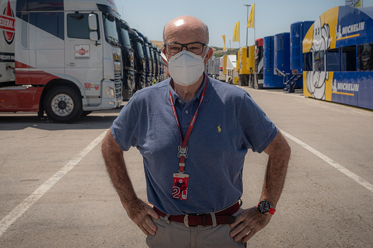 Auch Dorna-CEO Carmelo Ezpeleta trägt in Jerez vorbildlich eine Mund-Nasen-Maske