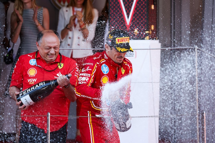 Fred Vasseur und Charles Leclerc nach dem Ferrari-Sieg in Monaco