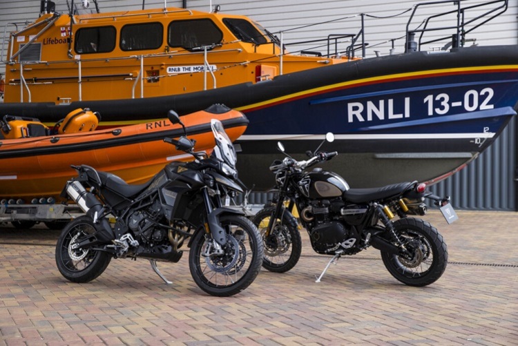 Versteigert zugunsten der Seenot-Rettungsorganisation RNLI: Triumph Tiger 900 und Scrambler 1200, signiert von James Bond