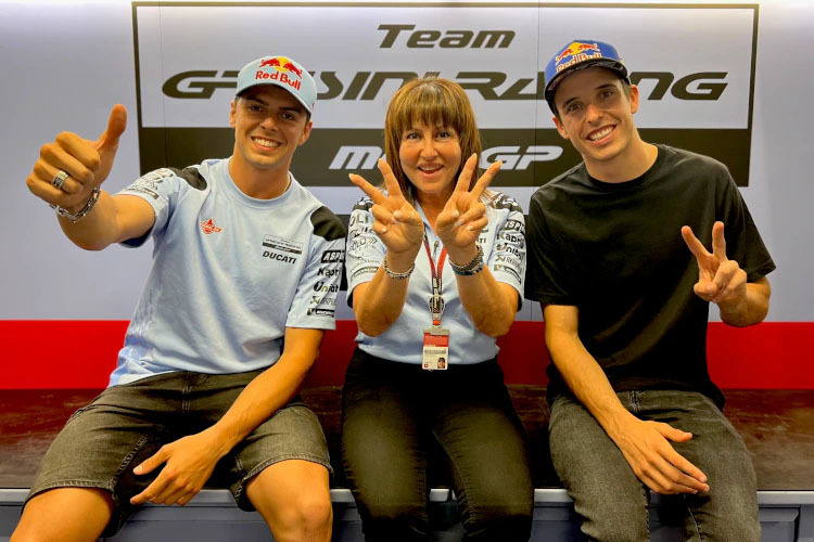 Das neue Gresini-Fahrerduo für 2023: Fabio Di Giannantonio mit Teamchefin Nadia Padovani und Alex Márquez