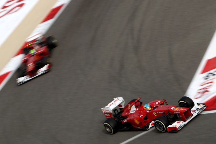 Fernando Alonso vor Felipe Massa