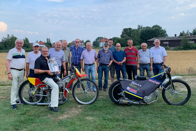 Kurt Harries (links auf dem Bike) feierte seinen 70. Geburtstag mit Bahnsportfreunden