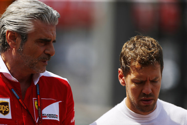 Sebastian Vettel mit Ferrari-Teamchef Maurizio Arrivabene