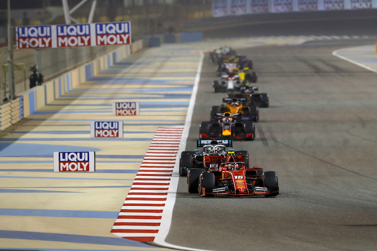Leclerc in der Anfangsphase des Rennens vor Bottas und Verstappen