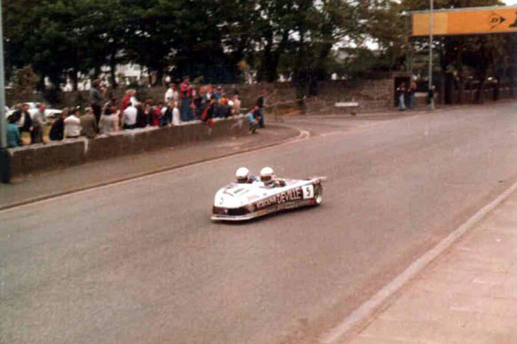 Rolf Biland bei der TT 1978 mit dem BEO und Ken Williams