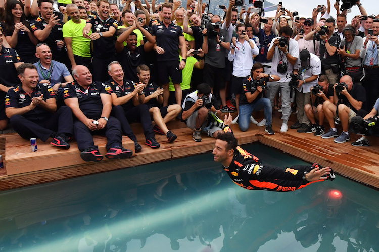 I believe I can fly: Daniel Ricciardo feiert seinen Monaco-Sieg