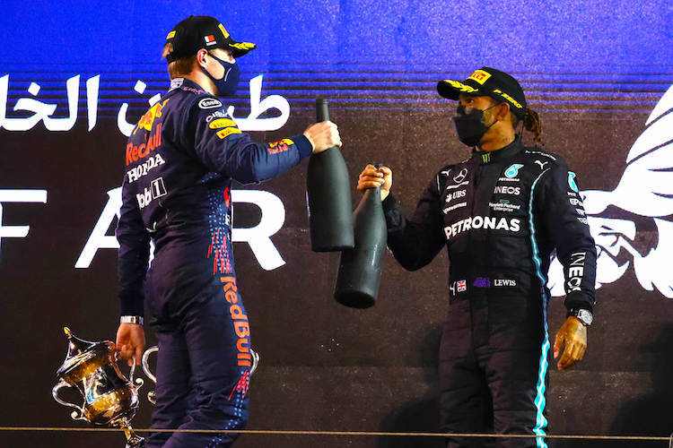 Prösterchen: Max Verstappen und Lewis Hamilton nach dem Bahrain-GP