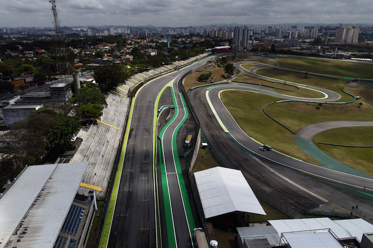 Die Formel-1-Fahrer rücken schon heute auf dem Interlagos-Rundkurs zum Qualifying aus