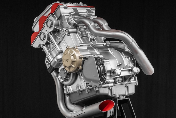 Ist das unter dem güldenen Deckel der Alternator, der nicht auf der Kurbelwelle sitzt, sondern über einen Zahnradsatz angetrieben wird?