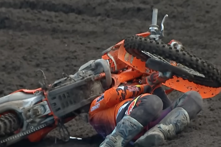 Julien Beaumer wurde nach einem Crash unter seinem Motorrad eingeklemmt