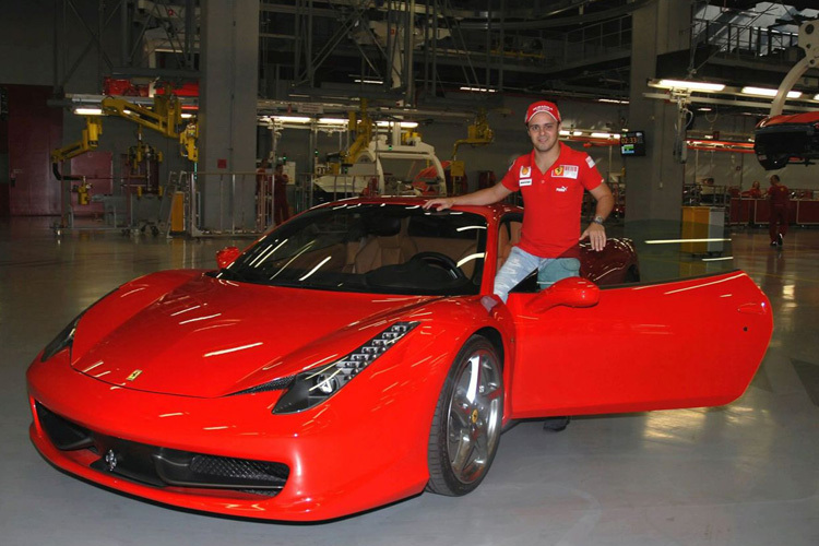 Felipe Massa mit einem Dienstwagen