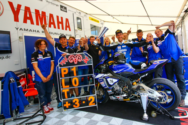 Die Yamaha-Mannschaft, gemeinsam arbeiten und gemeinsam feiern