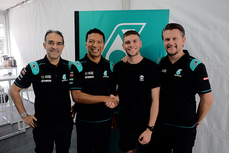Jake Dixon with Tan Sri Mohamed Azman Yahya (Chairman of Sepang International Circuit), Razlan Razali (Team Principal) und Johan Stigefelt (Team Director)