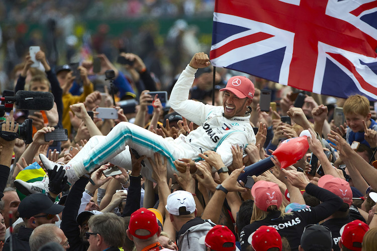 Lewis Hamilton lässt sich in Silverstone feiern: Schwer vorstellbar, dass wir das im kommenden Juli erleben