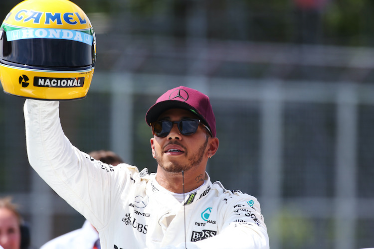 Lewis Hamilton mit einem Senna-Helm