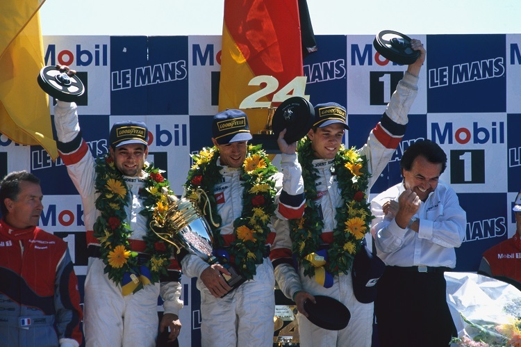 Alexander Wurz (2.v.re.) bei seinem ersten Le-Mans-Sieg 1996 zusammen mit Manuel Reuter (M.) und Davy Jones (li.) Ganz rechts: Teamchef Reinhold Joest