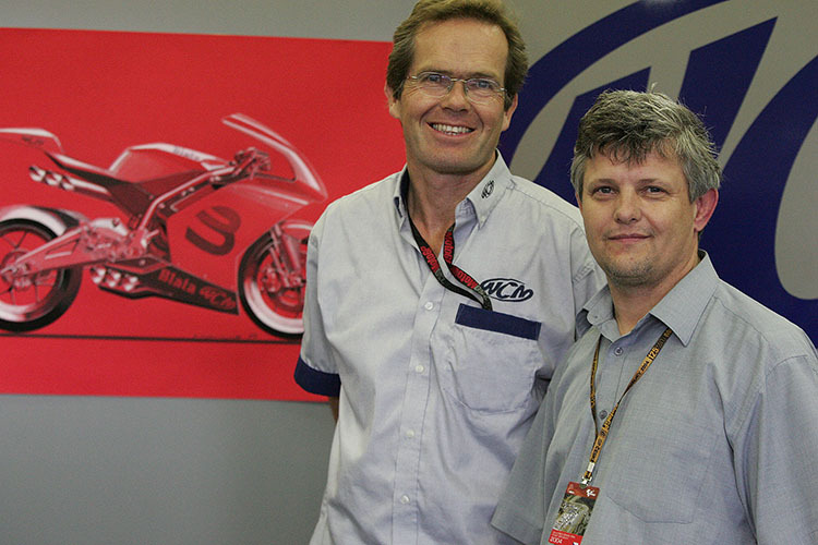Brünn-GP 2004: Peter Clifford (li.) und Pavel Blata präsentierten die V6-Pläne 