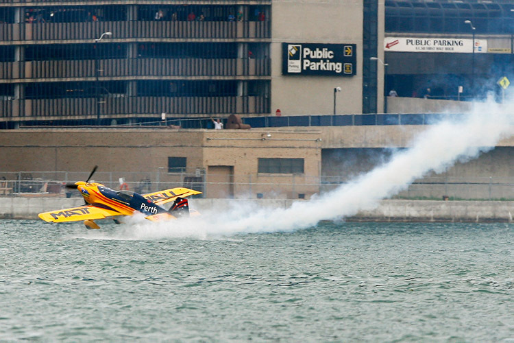 Matt Hall parkt kurz am Detroit River und startet wieder durch