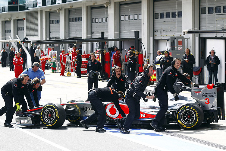 Lewis Hamilton kehrt in die Garage zurück