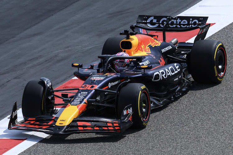 Liam Lawson (Red Bull Racing) beim ersten Funktionstest des neuen Modells RB21 in Bahrain