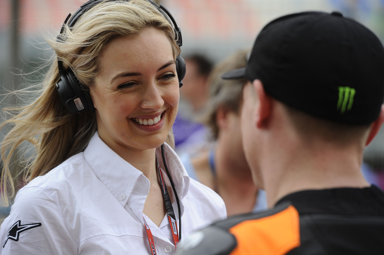 Amy Dargan ist heute als Dorna-Reporterin im MotoGP-Fahrerlager unterwegs  