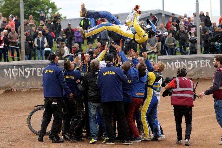 Die schwedische Mannschaft feiert