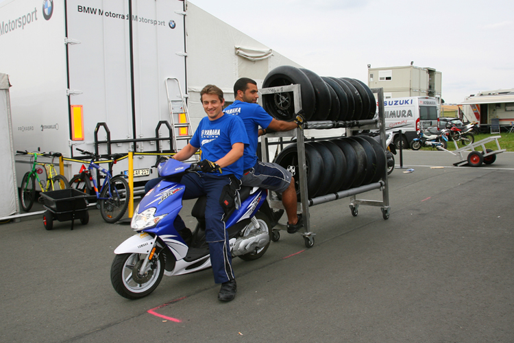 Die Yamaha-Crew holt Reifen nach.
