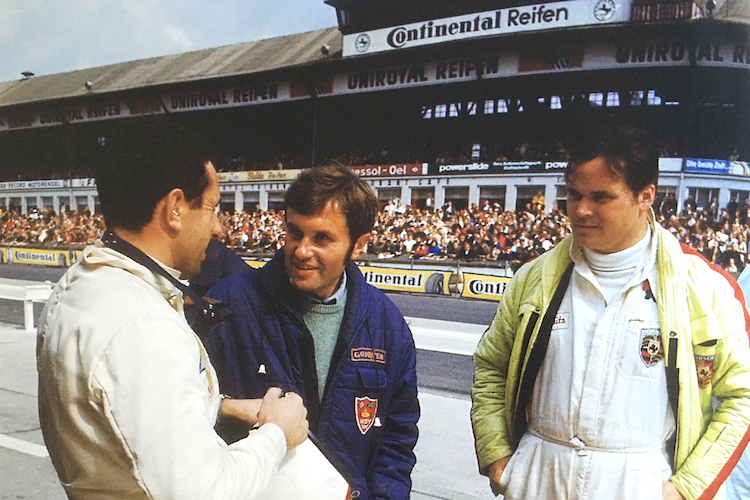 Helmut Zwickl (Mitte) mit den Porsche-Werksfahrern Gerhard Mitter und Udo Schütz am Nürburgring 1969